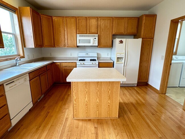 Building Photo - Spacious Single Family Home, Fireplace, 3....