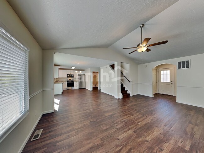 Building Photo - 8 Shady Creek Ln