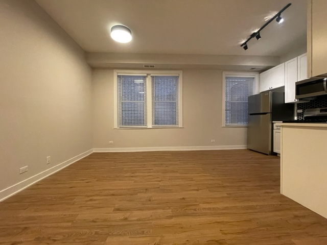 Building Photo - 656 W Wrightwood Ave