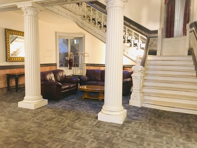 Building Photo - Gorgeous 1-Bedroom Apartment in Center Cit...