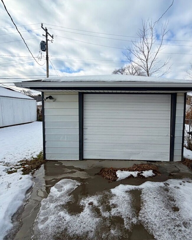 Building Photo - Three Bedroom Ranch home with a 1 and a half car garage. Very nice area.