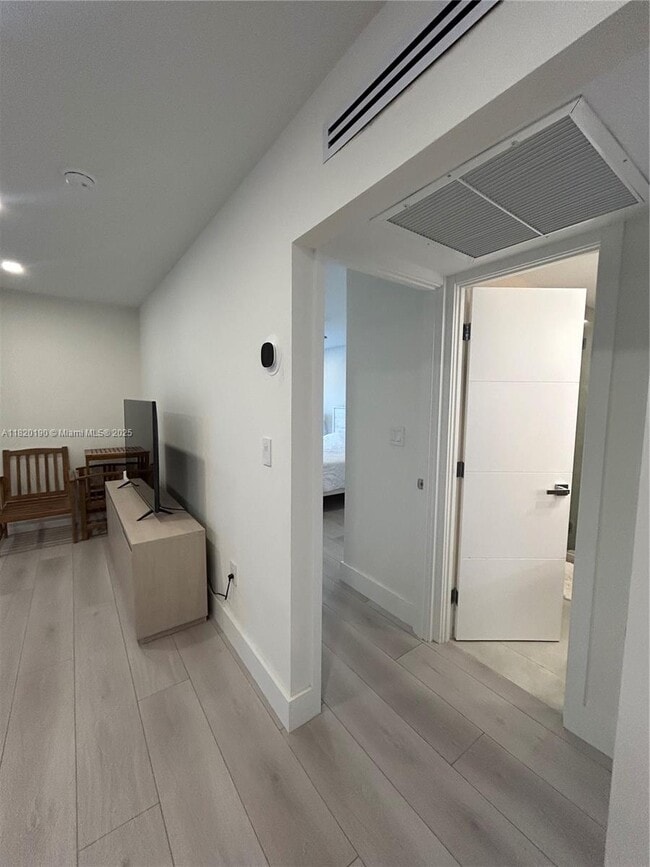 Building Photo - 400 Kings Point Dr