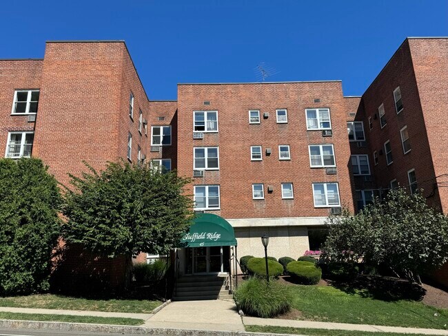 Building Photo - 45 Maple St