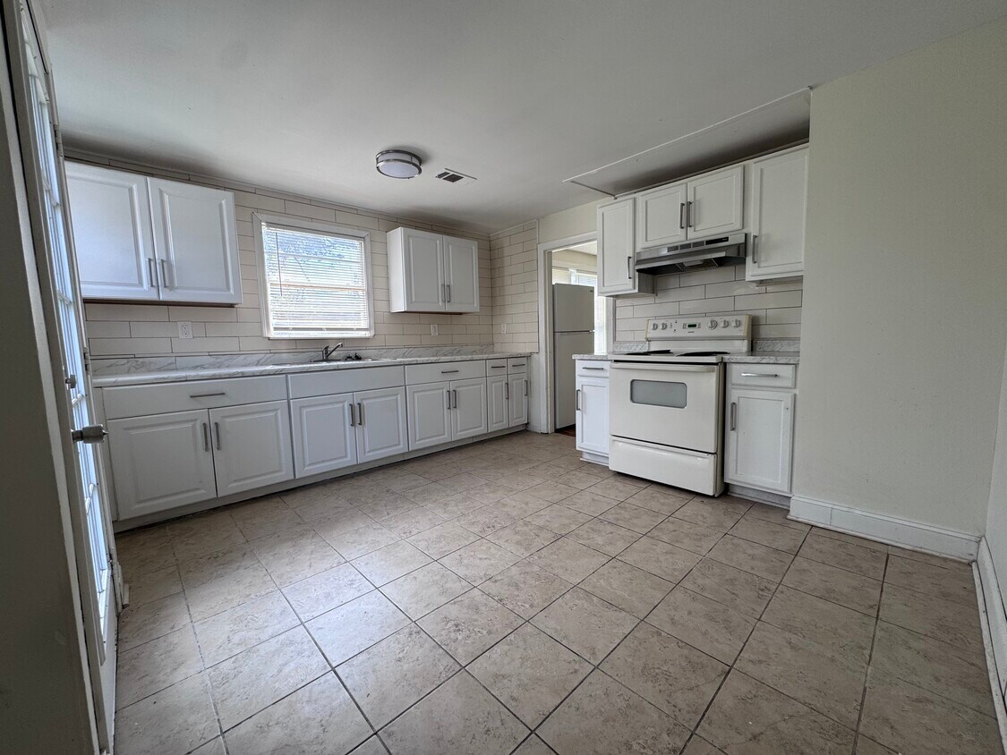 Primary Photo - 2304 W 58th St