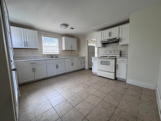 Building Photo - 2304 W 58th St