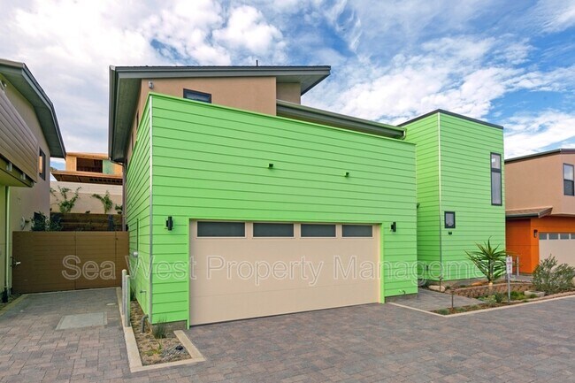 Building Photo - 161 Avocado St
