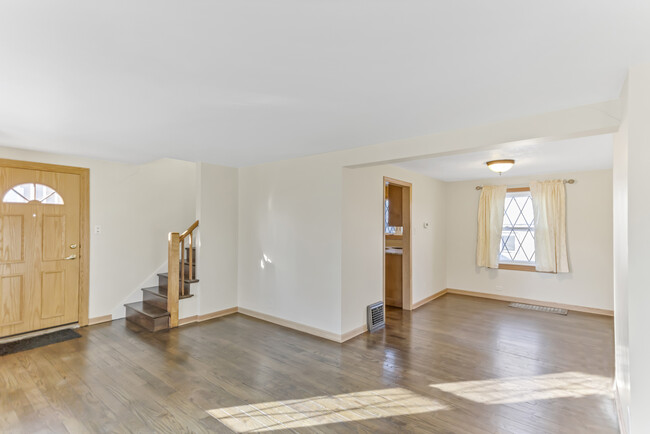 Building Photo - 5156 W 63rd Pl