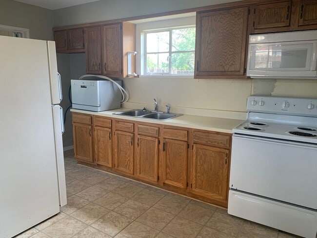 Building Photo - 3 Bedroom Home Located In Medical District!