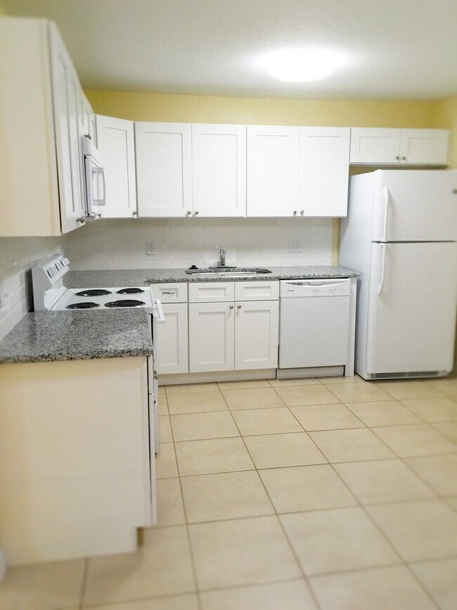 Foto del edificio - Three bedroom and two bathroom duplex -Poinciana