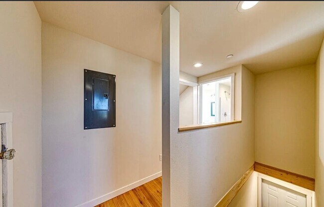 Foto del edificio - 1017 E Front St