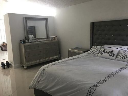 Foto del edificio - 7384 Granada Way