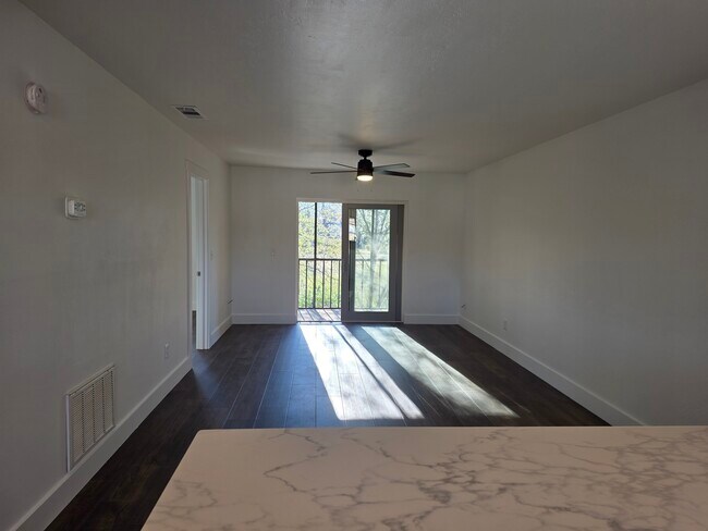 Foto del edificio - 2166 Bees Ferry Rd