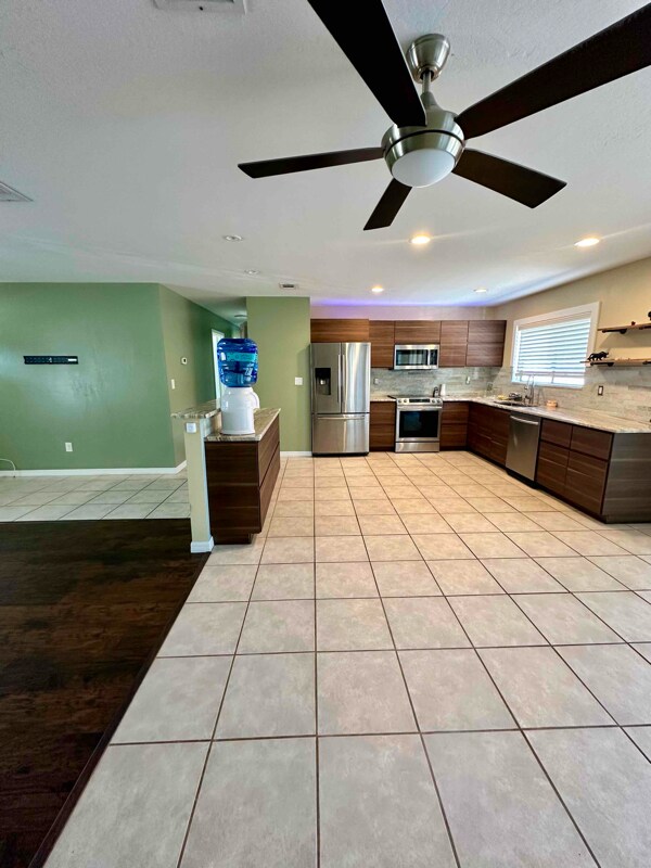 Building Photo - 955 Schumann Dr