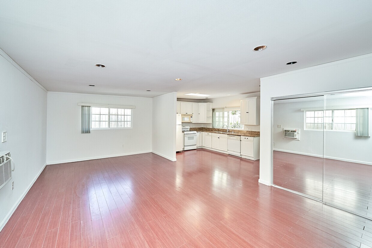 Primary Photo - 1447 S Holt Ave