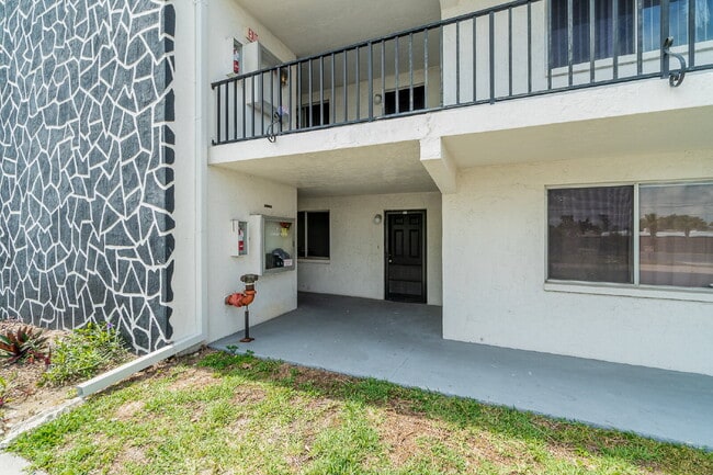 Foto del edificio - "Chic 2-Bed, 2-Bath Condo with Granite Finishes in Prime Cape Coral Location! 55 and older"