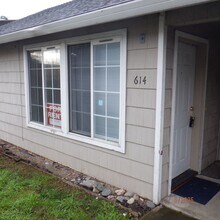 Building Photo - 614 E 9th St