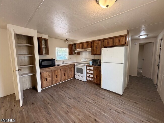 Foto del edificio - 8146 Tolles Dr