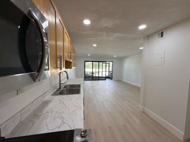 Foto del edificio - 9001 Jacaranda Ln