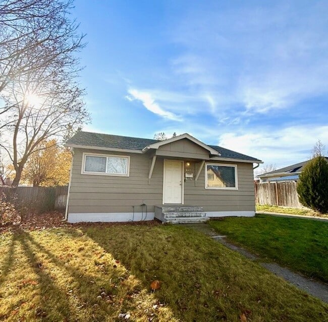 Building Photo - 3 Bedroom Hardwood Floor House