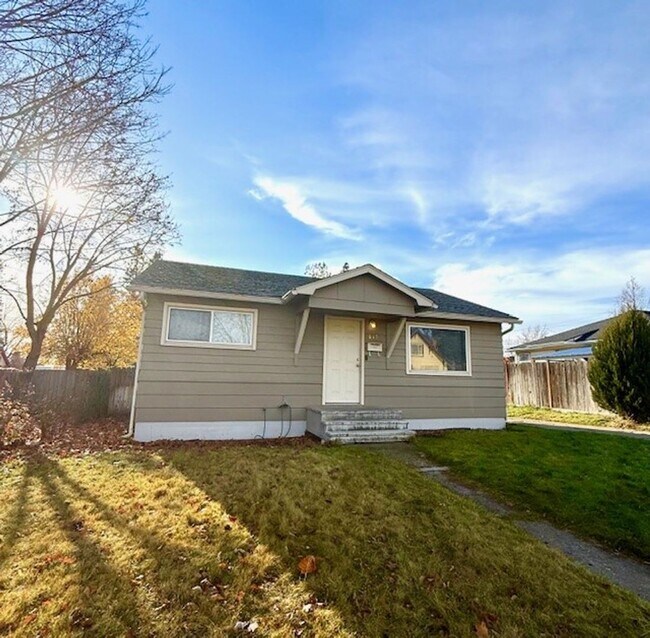 Foto del edificio - 3 Bedroom Hardwood Floor House
