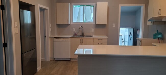 Building Photo - 574 Mulvey Av
