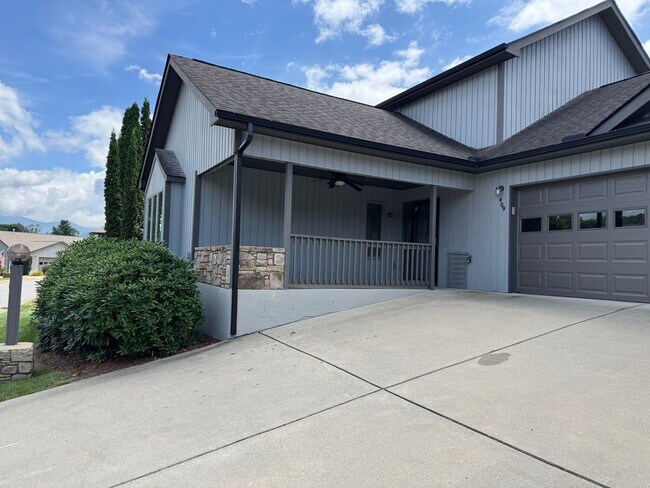 Building Photo - Weaverville - Well Kept Townhome with Flex...