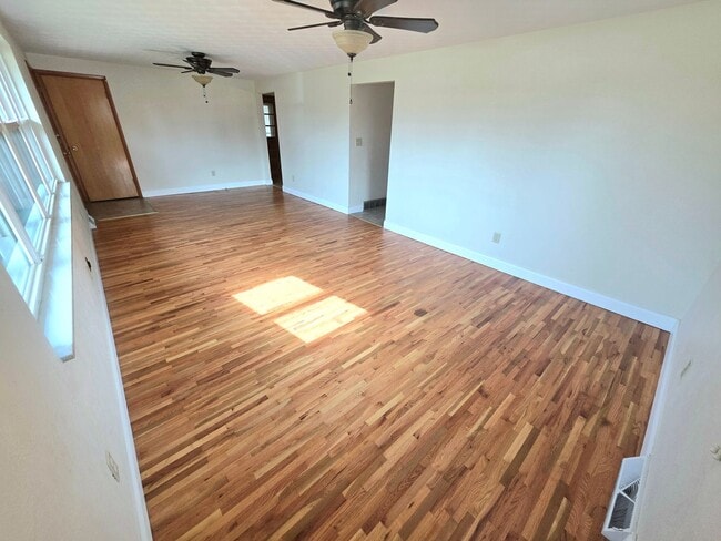 Building Photo - 3 Bedroom, 2 Bath House on Brink Avenue