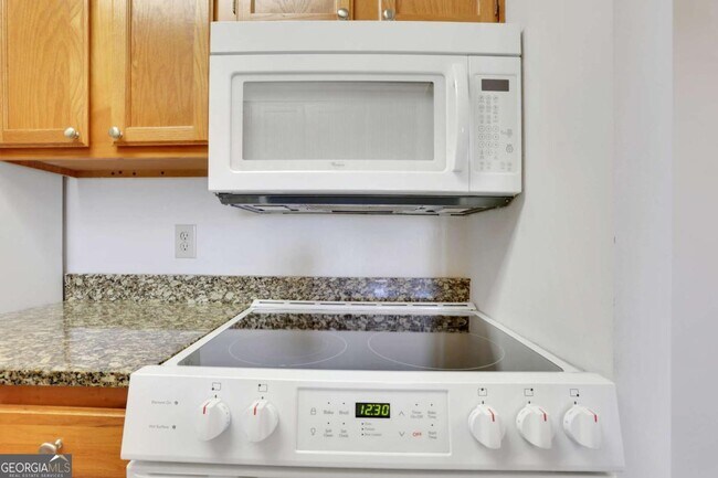 Foto del edificio - 300 Johnson Ferry Rd