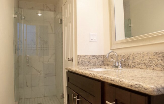 Building Photo - 6979 Palm Ct
