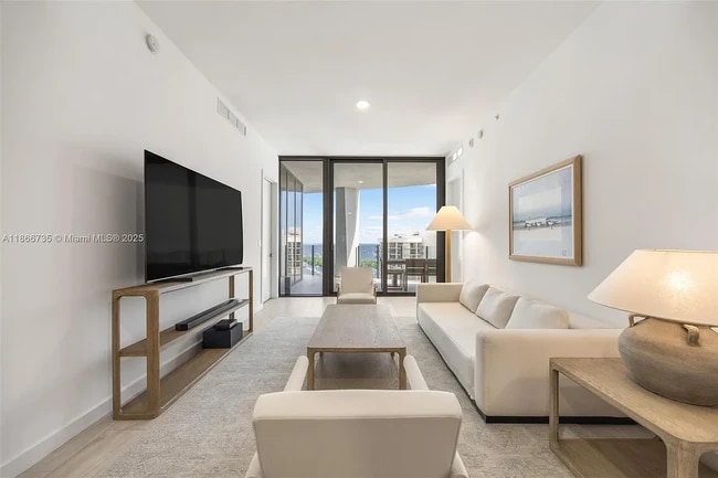 Building Photo - 2831 S Bayshore Dr