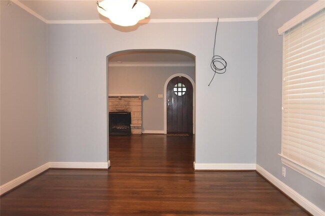 Foto del edificio - 1139 Elmhurst Pl