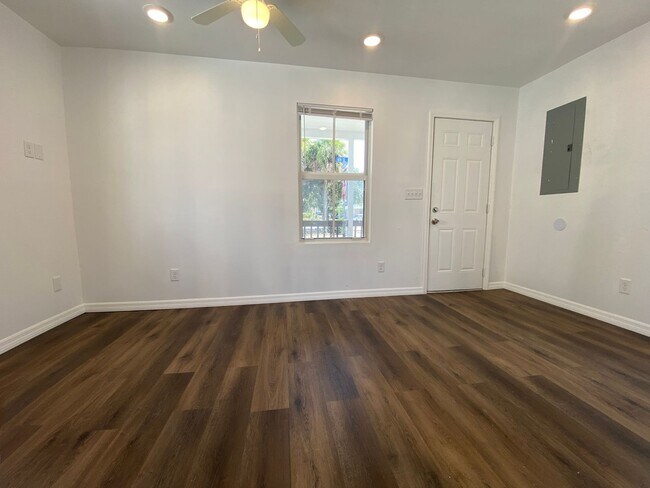 Building Photo - Fully renovated Charming 1-Bedroom + Offic...