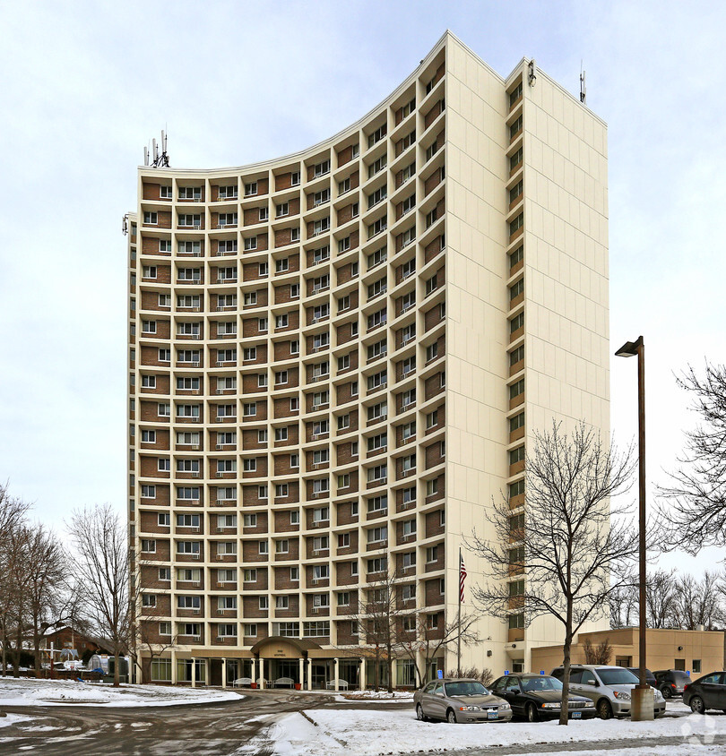 Primary Photo - Montreal Hi-Rise