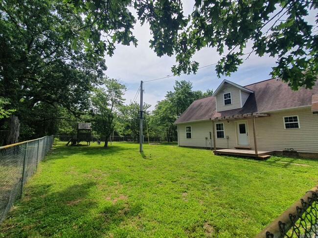 Building Photo - Country Home