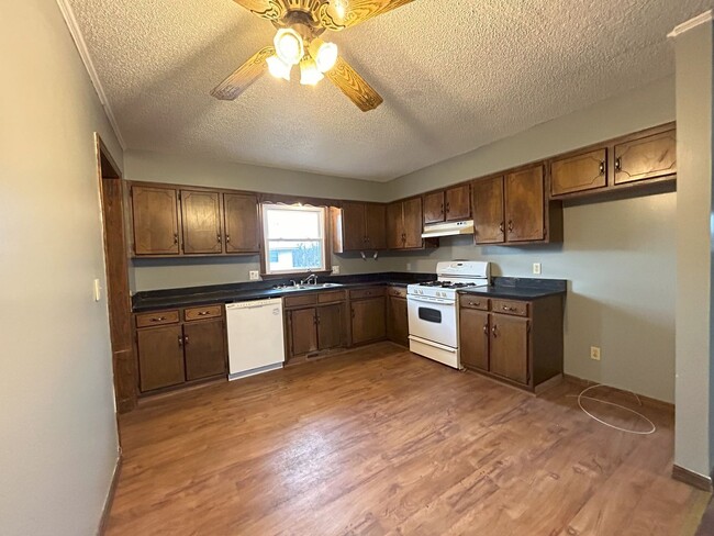 Building Photo - REMODELED 3 Bedroom | 1 Bathroom | 1 Car G...