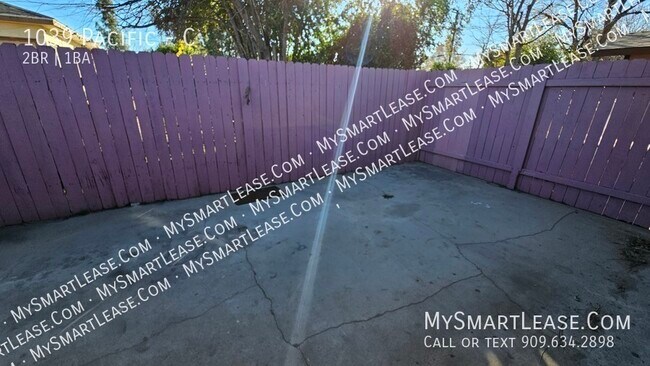 Building Photo - 1039 Pacific St # C
