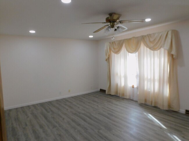 Foto del edificio - 3 Bedrooms, 2 baths, near schools and shopping