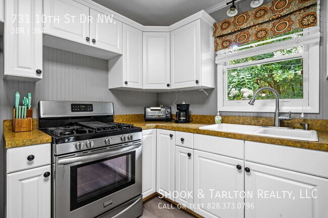 Building Photo - 731 10th St Dr NW