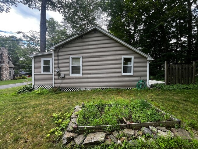Foto del edificio - Lake Cottage Charm Near Coventry Lake Beach