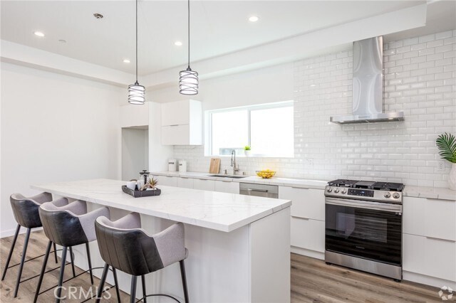 Foto del edificio - 5655 Hazeltine Ave