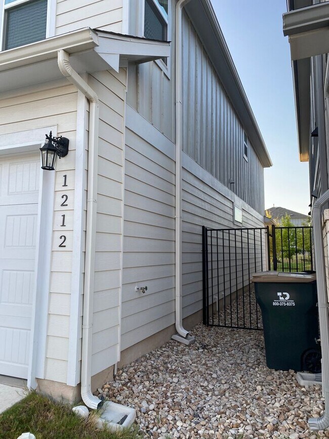 Building Photo - $3,550 - 4 Bed  / 3.5 Bath  New Build Sing...