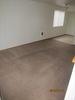 Foto del edificio - Spacious town home with off street parking