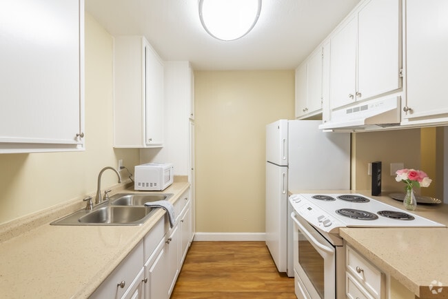 3 BR, 2 BA - 1022 SF - Parklane Apartments *$500 OFF*