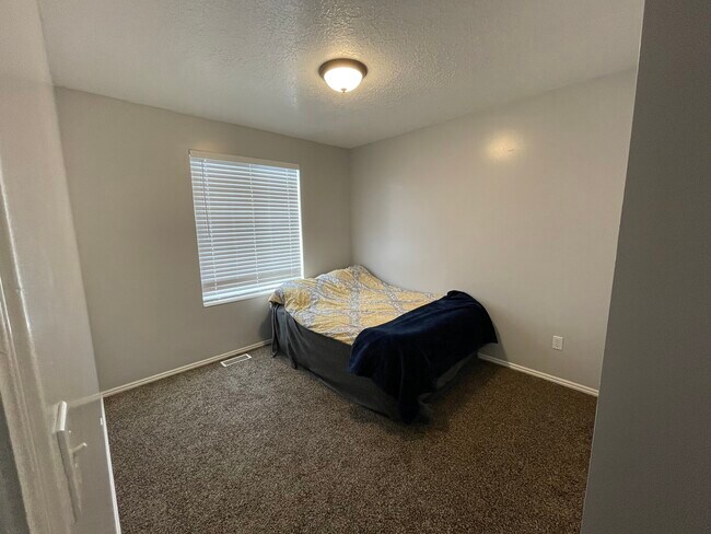 La habitación privada estará vacía. - 1634 N 725 W