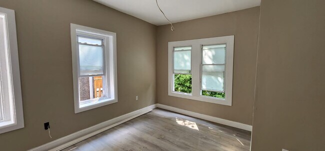 Building Photo - 18 N Saint Bernard St