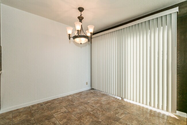 Building Photo - 3-Bedroom, 2-Bathroom Duplex With Garage I...