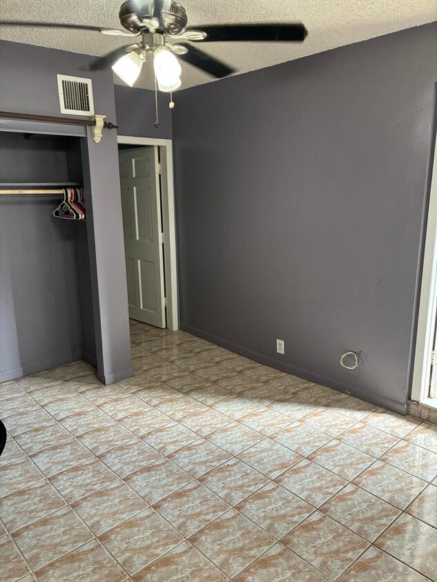 Building Photo - 4943 Lincoln Rd