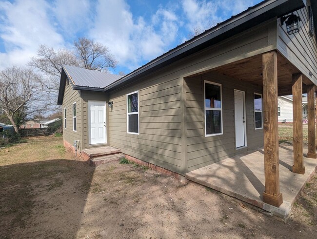 Building Photo - Available Now-  Remodeled 3 Bedroom