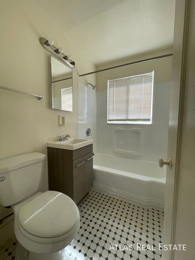 Building Photo - 7111 E 60th Way