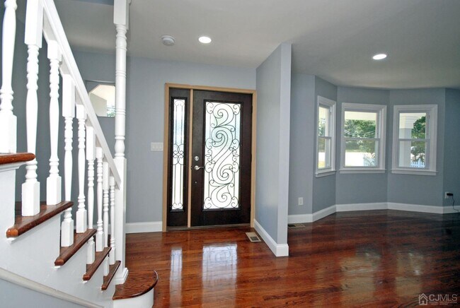 Building Photo - 526 Metlars Ln